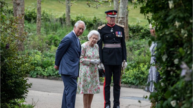 GALA VIDÉO - Hommage à Diana : où sont Elizabeth II et le prince Charles ?