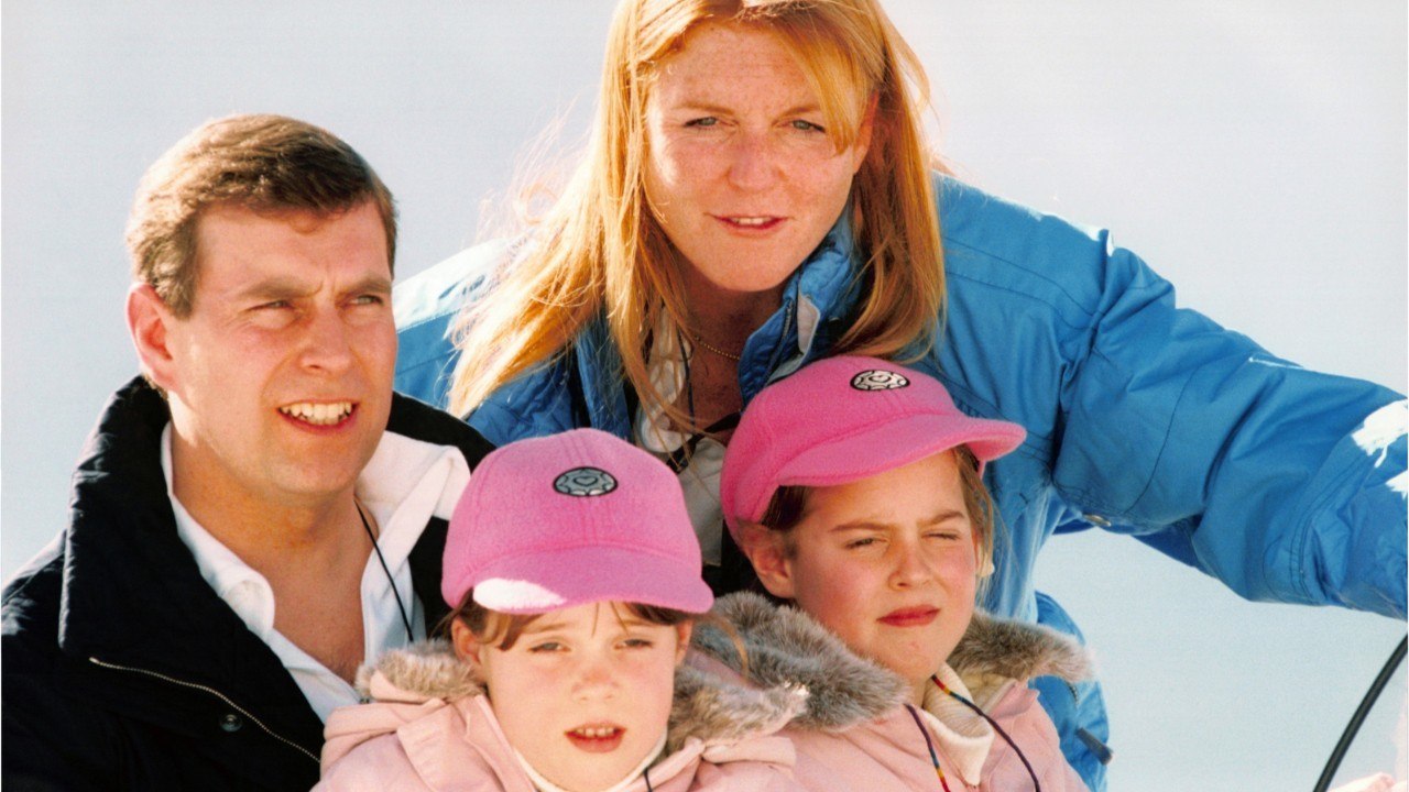 GALA VIDEO - Beatrice et Eugenie d'York : ce cadeau onéreux de la reine finalement revendu par leur mère.