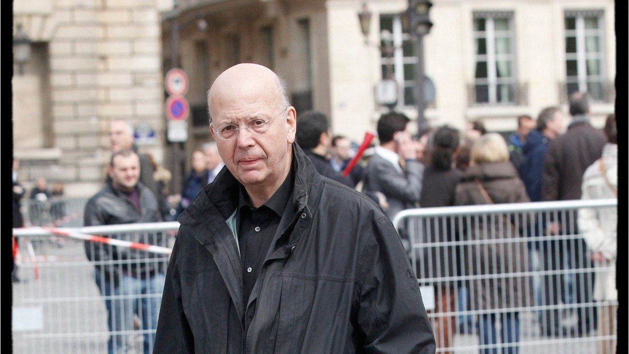 GALA VIDEO - Nicolas Sarkozy accusé de se donner en « spectacle " avec Carla Bruni : un proche balance