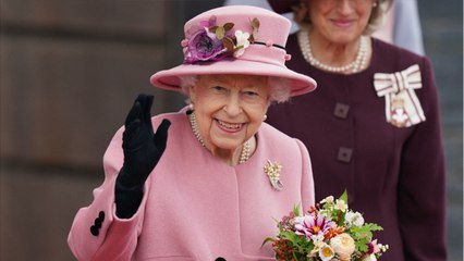 GALA VIDEO - Alerte Job ! La reine Elizabeth II recrute… Et le salaire est alléchant.