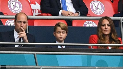 GALA VIDEO - Prince George à Wembley : son costume et sa cravate divisent !
