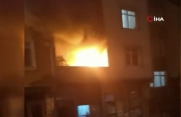 Son dakika haberi... Gaziosmanpaşa'da bina yangını, mahsur kalanları itfaiye kurtardı