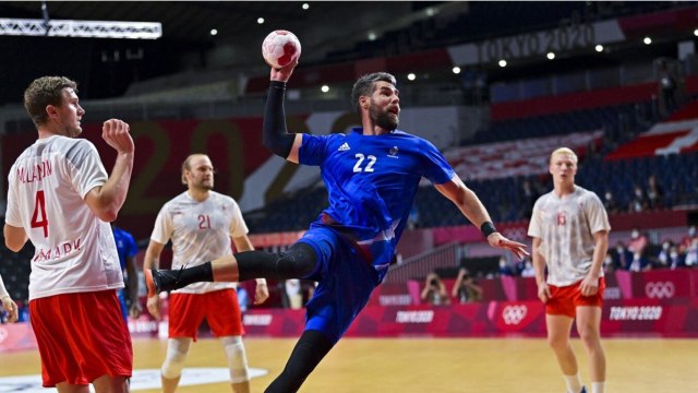 GALA VIDEO - PHOTO – JO 2021 : L'or pour les handballeurs français ! Florent Manaudou et Matt Pokora surexcités.