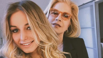 GALA VIDÉO - PHOTO – Sylvie Vartan : sa fille Darina prend la pose et charme les internautes