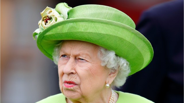 GALA VIDEO - Flashback – Elizabeth II « livide devant des photos de Camilla en maillot de bain