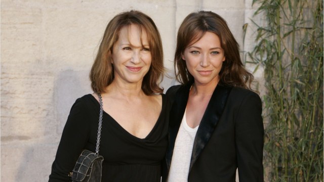 GALA VIDÉO - Nathalie Baye enfant : sa fille Laura Smet est son sosie… Les fans sont sous le charme