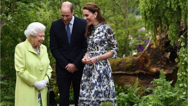 GALA VIDEO - Elizabeth II ragaillardie par la venue de Kate Middleton, William et leurs enfants à Balmoral