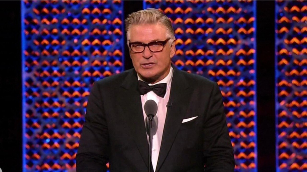 GALA VIDEO - Alec Baldwin : qui était Halyna Hutchins, la femme qu'il a tuée par accident ?