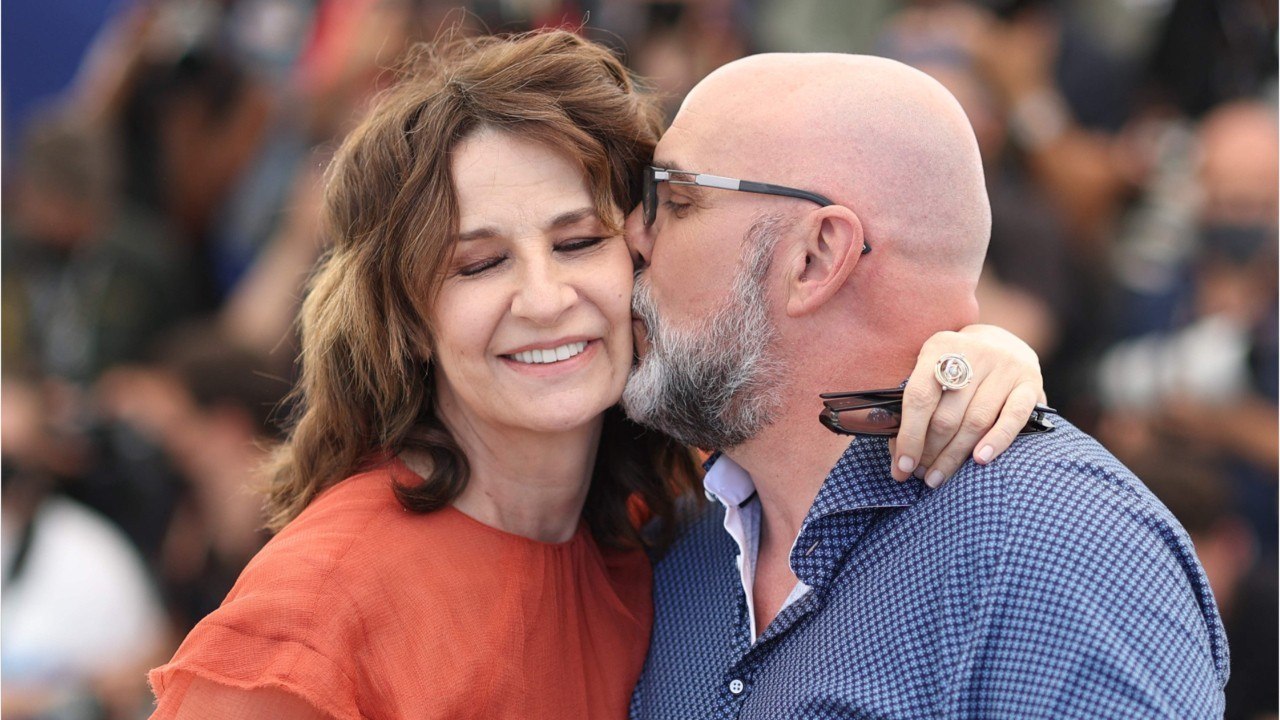 GALA VIDEO - Aline : qui est Sylvain Marcel, alias René Angelil dans le biopic sur Céline Dion ?