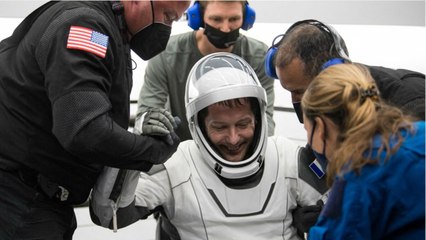 GALA VIDÉO - Thomas Pesquet de retour sur Terre : la blague des gendarmes à l'astronaute.