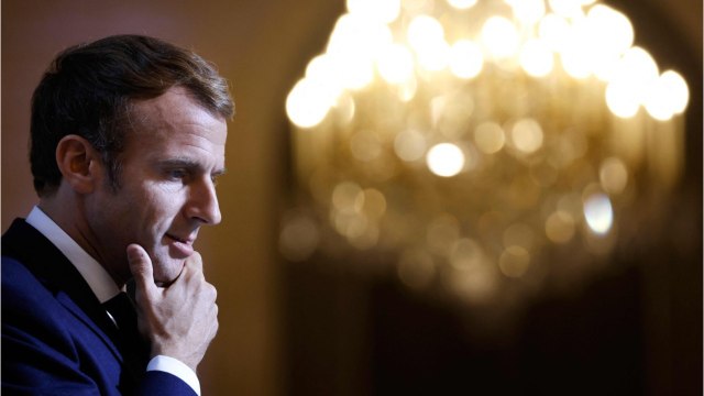 GALA VIDÉO - Emmanuel Macron : pattes d'oie et calvitie , le président marqué par la crise