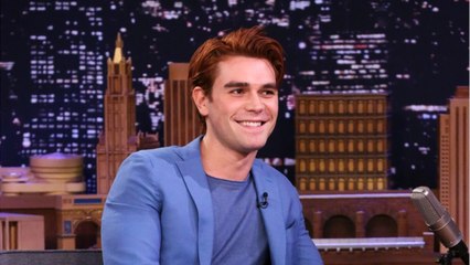 GALA VIDEO - K.J. Apa (Riverdale) : qui est Clara Berry, sa compagne frenchy et enceinte ? (S)