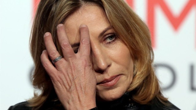 GALA VIDEO - PHOTO – « Il me manque tellement : Mathilde Seigner très émue sur la tombe d'Yves Rénier.