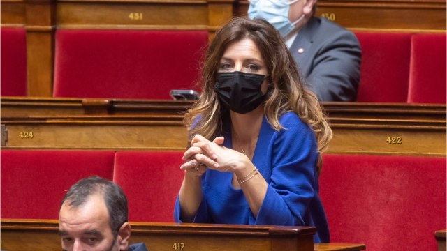 GALA VIDEO - « Adorée ou détestée ? Coralie Dubost se moque du qu'en-dira-t-on