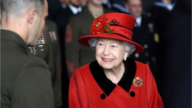 GALA VIDEO - Elizabeth II s'offre une apparition flamboyante après les dernières attaques du prince Harry