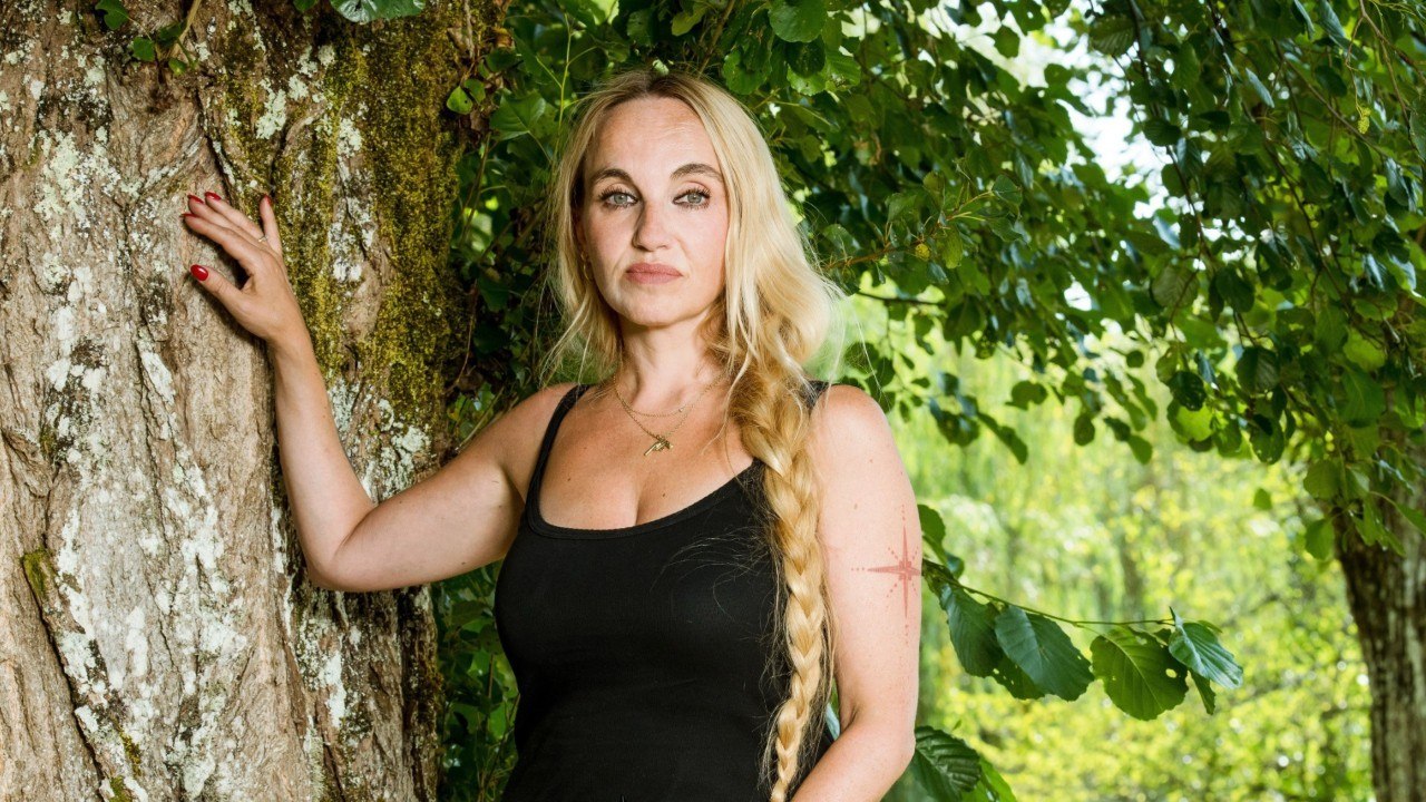 GALA VIDEO - Mort d'Alain Bashung : sa veuve Chloé Mons se livre