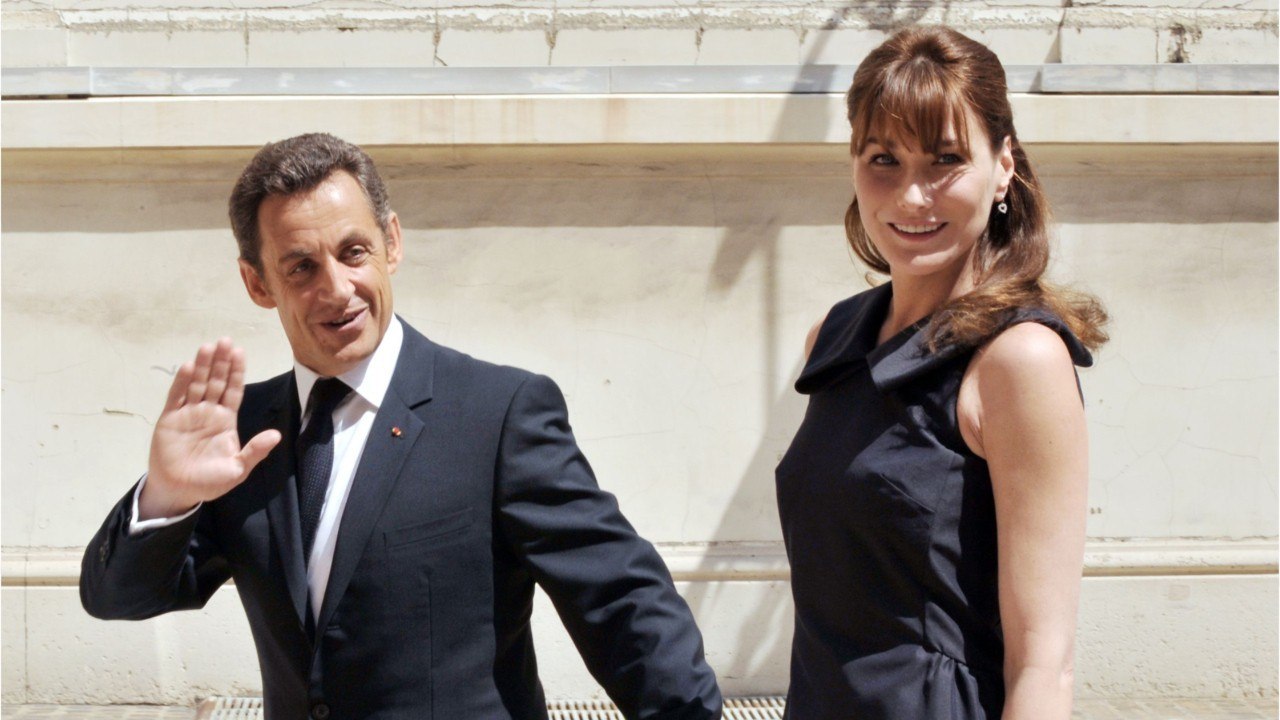 GALA VIDEO - Carla Bruni clame son amour à Nicolas Sarkozy : tendre cliché enlacé
