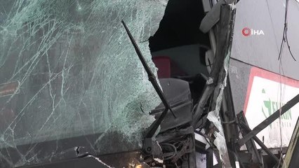 Mahsur kalan sürücüye yardıma giden muhtarın traktörüne otobüs çarptı: 1 yaralı