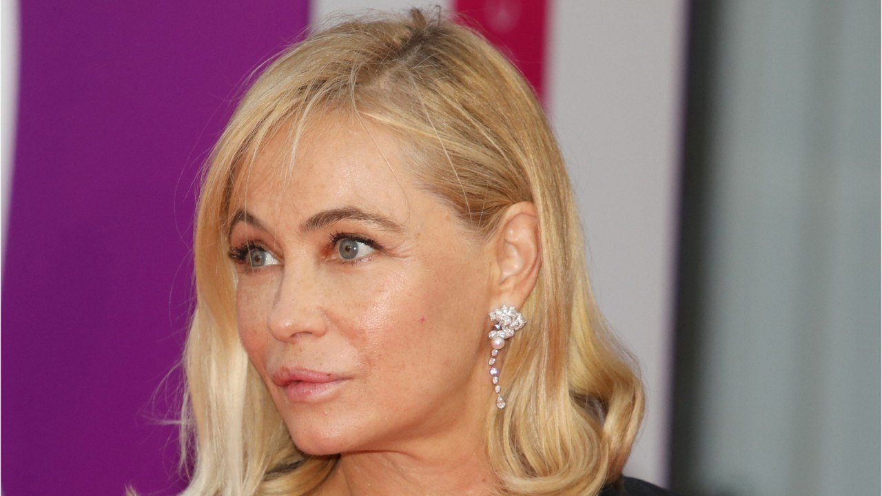 GALA VIDEO - Emmanuelle Béart distribue les uppercuts à Emmanuel Macron et François Hollande (1)