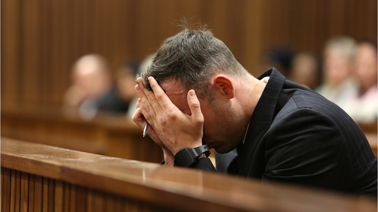 GALA VIDEO - Oscar Pistorius : l’athlète déchu “s'est tourné vers Dieu” et ne veut qu’une chose “le pardon”