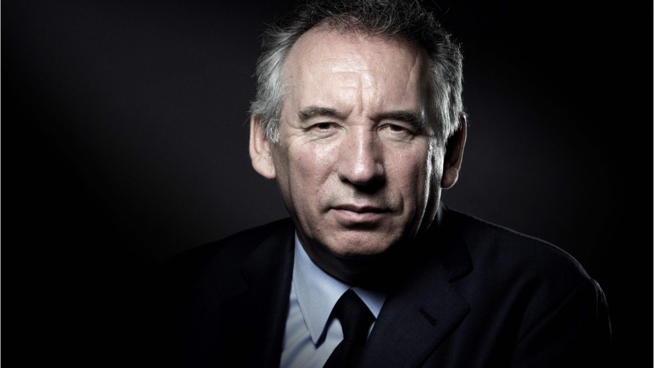 GALA VIDEO - "Il se fait enfumer" : François Bayrou berné par Emmanuel Macron ?