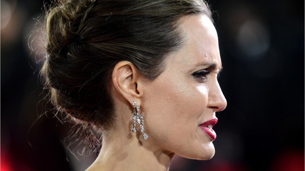 GALA VIDEO - Angelina Jolie : son fils Maddox au cœur d'un scandale de trafics d'enfants.