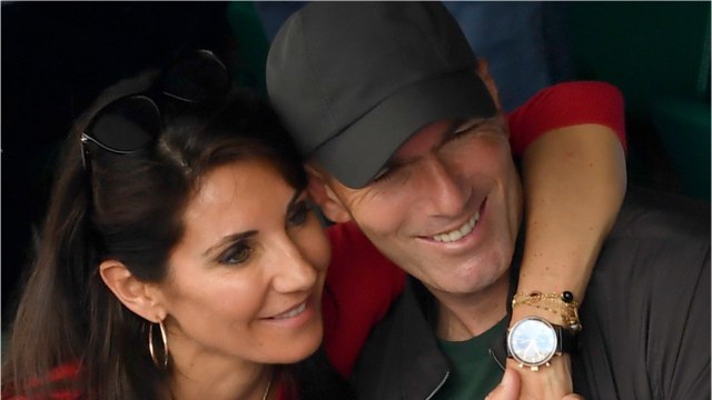GALA VIDÉO - PHOTO - Zinedine et Véronique Zidane en vacances : promenades et bisous à la piscine au programme