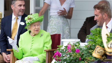 GALA VIDEO - Elizabeth II incognito : sa réponse amusante face à des touristes qui ne l’ont pas reconnue