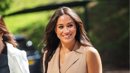 GALA VIDEO - Meghan Markle : son T-shirt à message intrigue les experts