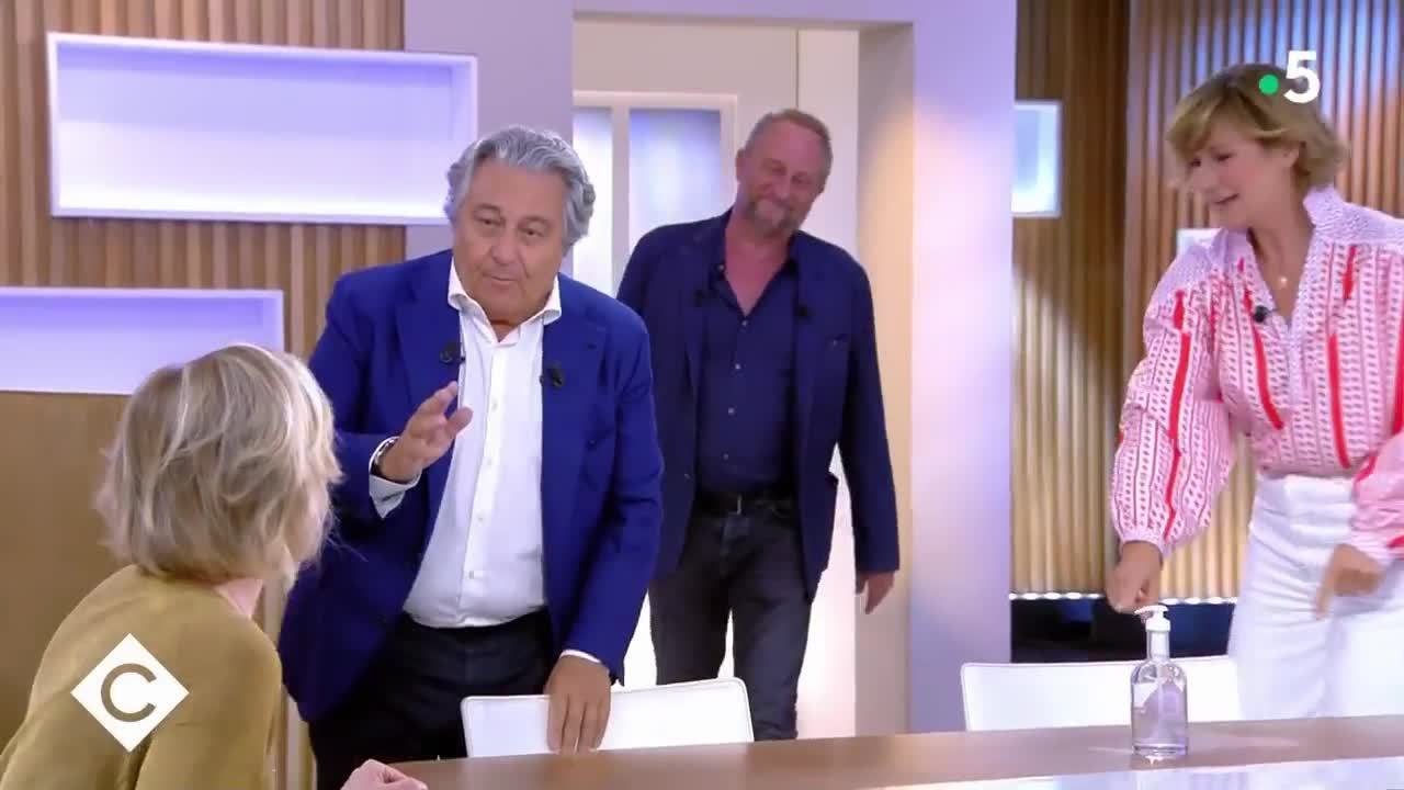 GALA VIDEO - "Intenables !" : Christian Clavier et Benoît Poelvoorde mettent le souk dans "C à vous"