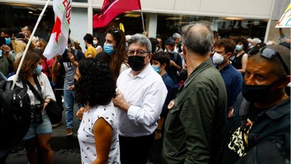 GALA VIDEO - Après Emmanuel Macron giflé, Jean-Luc Mélenchon enfariné… « Le blanc ça me va "