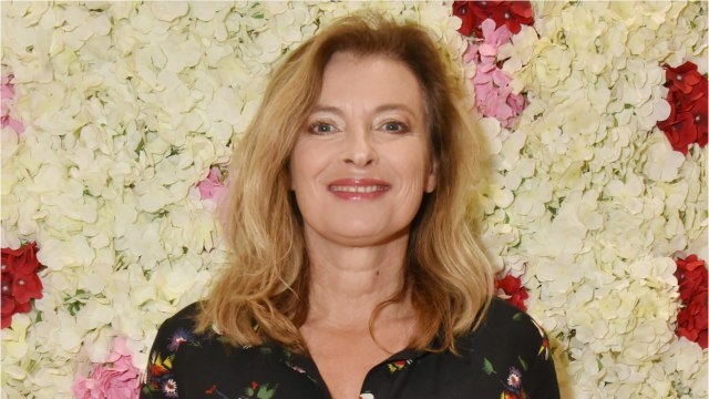 GALA VIDÉO - PHOTO – Valérie Trierweiler radieuse : elle savoure son repos dominical