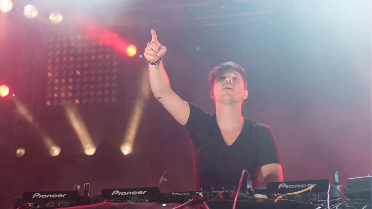 GALA VIDEO - PHOTO – Karine Ferri : sa jolie déclaration à un célèbre artiste « bourré de talent "