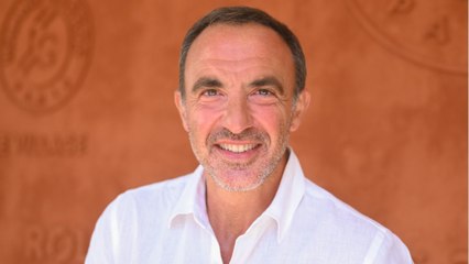 GALA VIDEO - PHOTO – Nikos Aliagas moustachu : il dévoile son look de vacances !