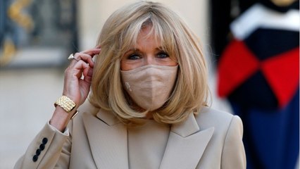 GALA VIDEO - Brigitte Macron stylée jusqu’au masque : elle ne laisse rien au hasard.