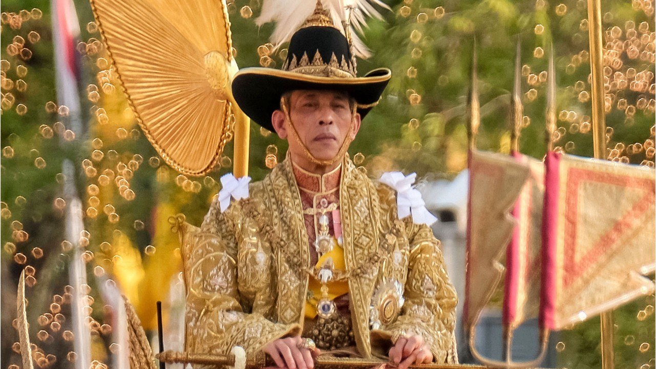 GALA VIDÉO - Le roi de Thaïlande nu au milieu de ses gardes du corps : gêne de ses voisins allemands
