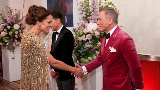 GALA VIDEO - « Sacrément belle : Daniel Craig sous le charme de Kate Middleton lors de l'avant-première du nouveau James Bond