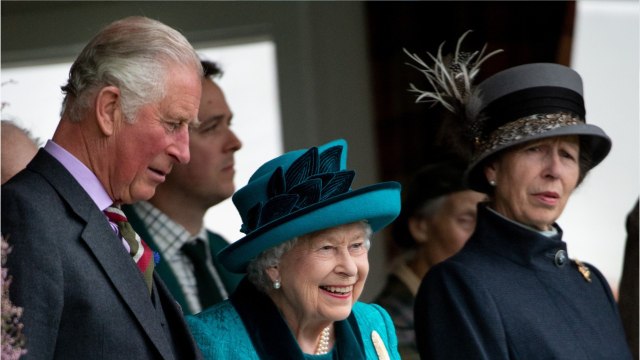 GALA VIDEO – Le prince Charles et sa sœur la princesse Anne bébés : l'adorable souvenir