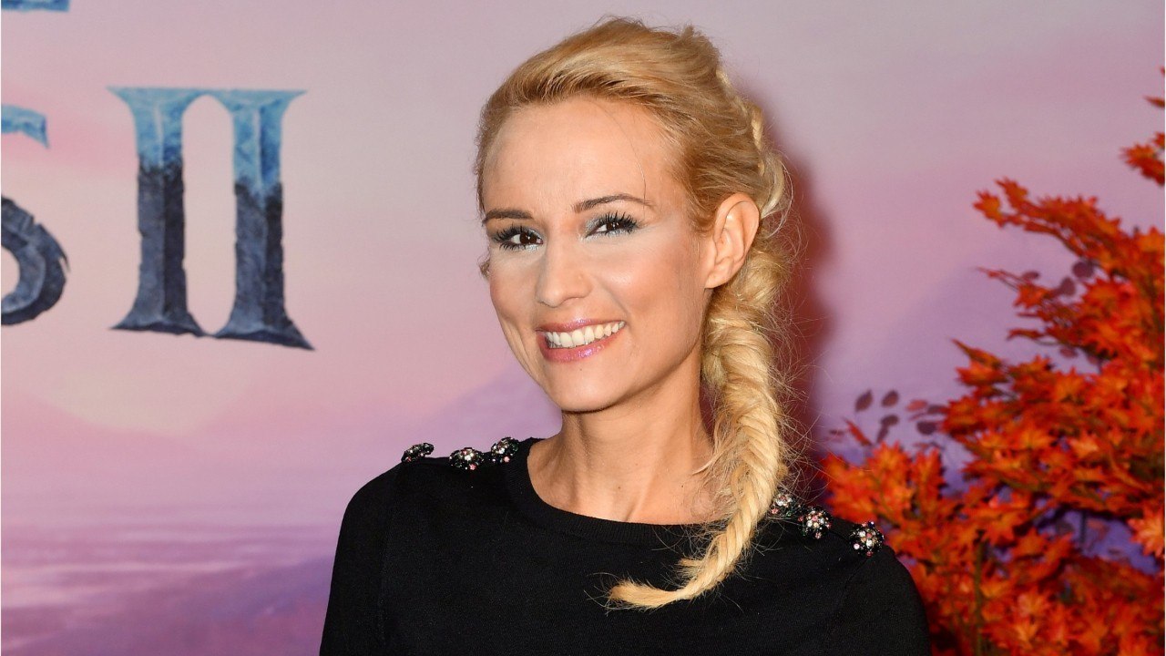 GALA VIDEO – Elodie Gossuin se la joue James Bond girl à la plage : ses abdos impressionnent !