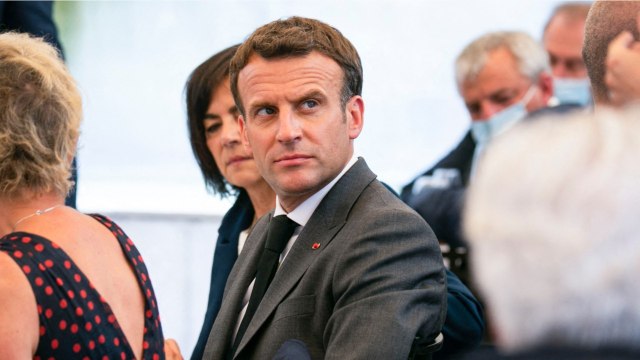 GALA VIDEO - Emmanuel Macron giflé : « abasourdi , un ami de l’agresseur témoigne