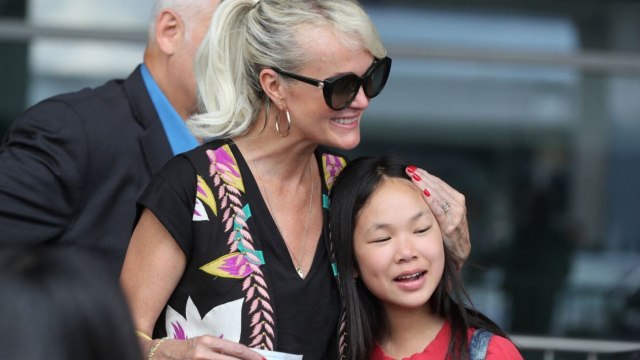 GALA VIDEO – PHOTO – Joy Hallyday a 13 ans : Laeticia met les petits plats dans les grands.