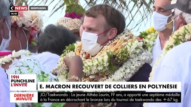 GALA VIDEO - C’est mieux qu’une gifle : Emmanuel Macron moqué