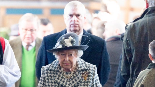 GALA VIDEO - « Un gros merdier : Elizabeth II très embarrassée par le prince Andrew
