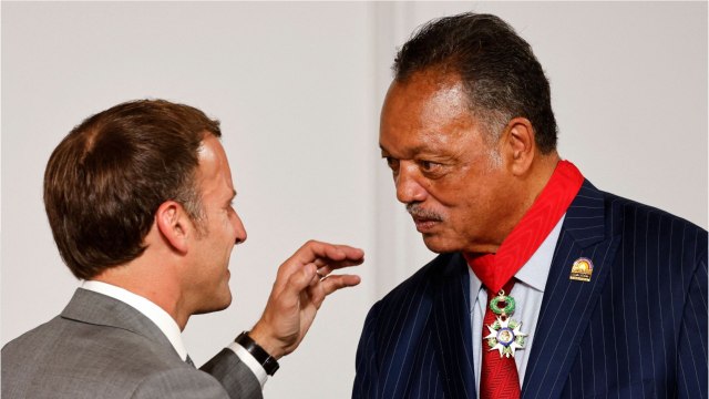 GALA VIDEO - Jesse Jackson : qui est ce pasteur américain honoré par Emmanuel Macron ?
