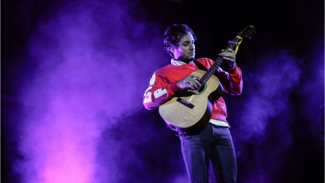 GALA VIDEO - Vianney surpris par ses fans lors d'un déjeuner : son message très drôle