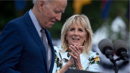 GALA VIDEO - Joe Biden attentionné avec sa femme Jill : cette vidéo qui fait craquer