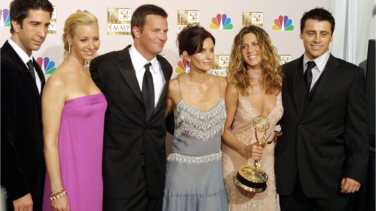 GALA VIDEO - PHOTO – Lisa Kudrow (Friends) dévoile de rares clichés de son fils de 23 ans… Il est à tomber.