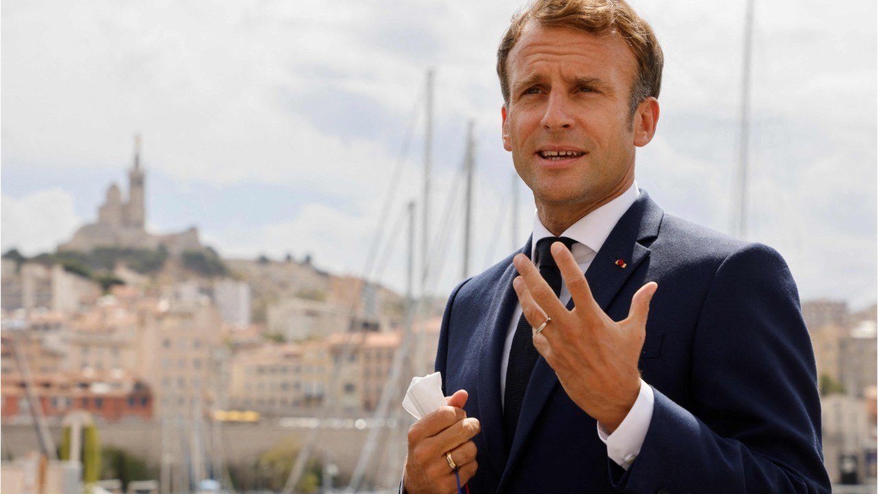 GALA VIDÉO - Emmanuel Macron photographié en maillot de bain : après la plainte, les explications