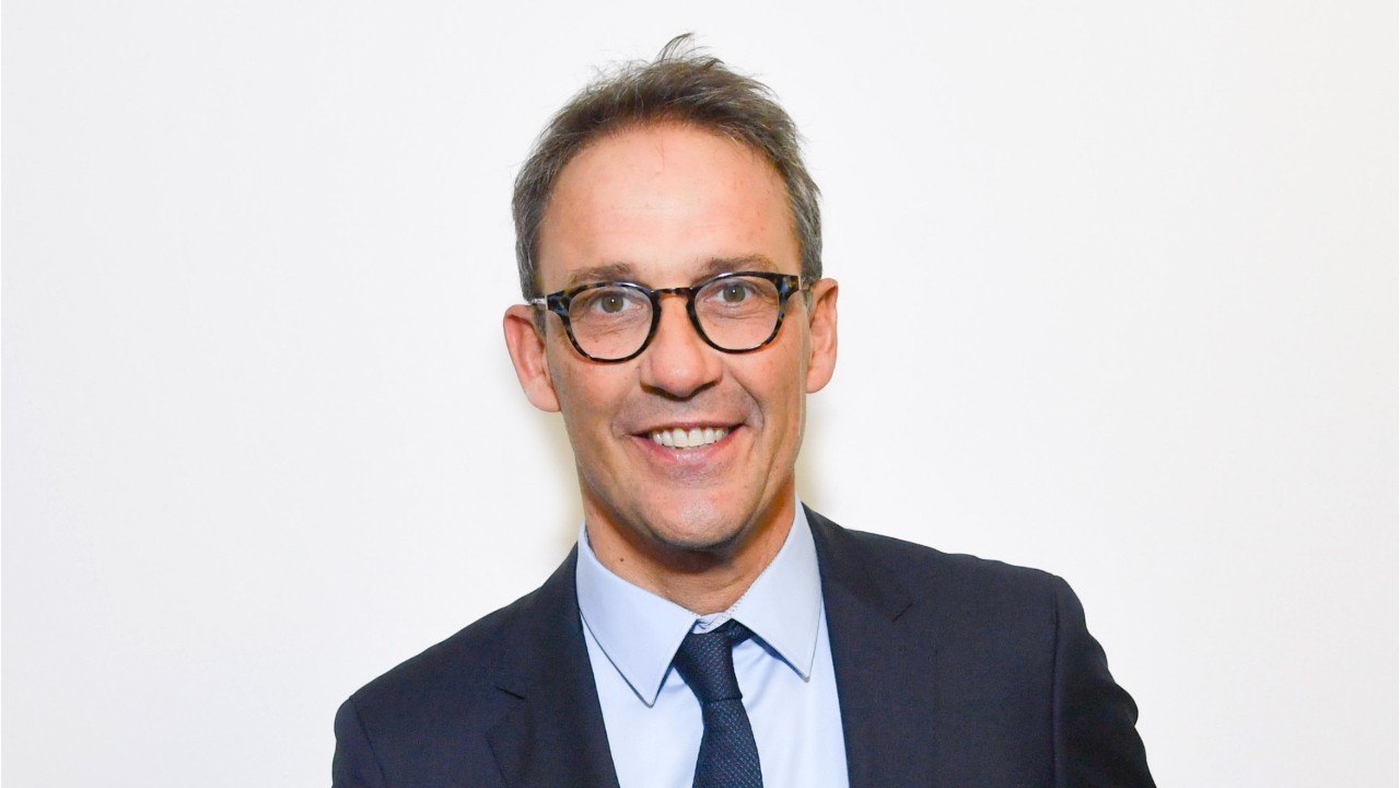 GALA VIDEO - Âgée de 21 ans, Lola Courbet a partagé sur Instagram une photo de ses vacances. Maillot de bain et chapeau en paille sur la tête, la fille de Julien Courbet a fait l’unanimité auprès des internautes.