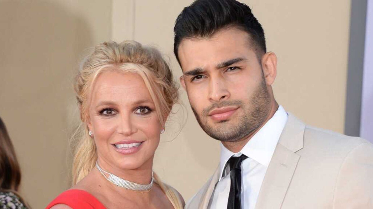 GALA VIDEO - « Un goût amer " : Sam Asghari, le fiancé de Britney Spears, dubitatif sur « Britney VS Spears "